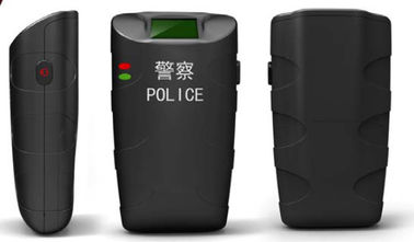 La polizia prende le impronte digitali all'attrezzatura di laboratorio legale del riconoscitore per le cause penali